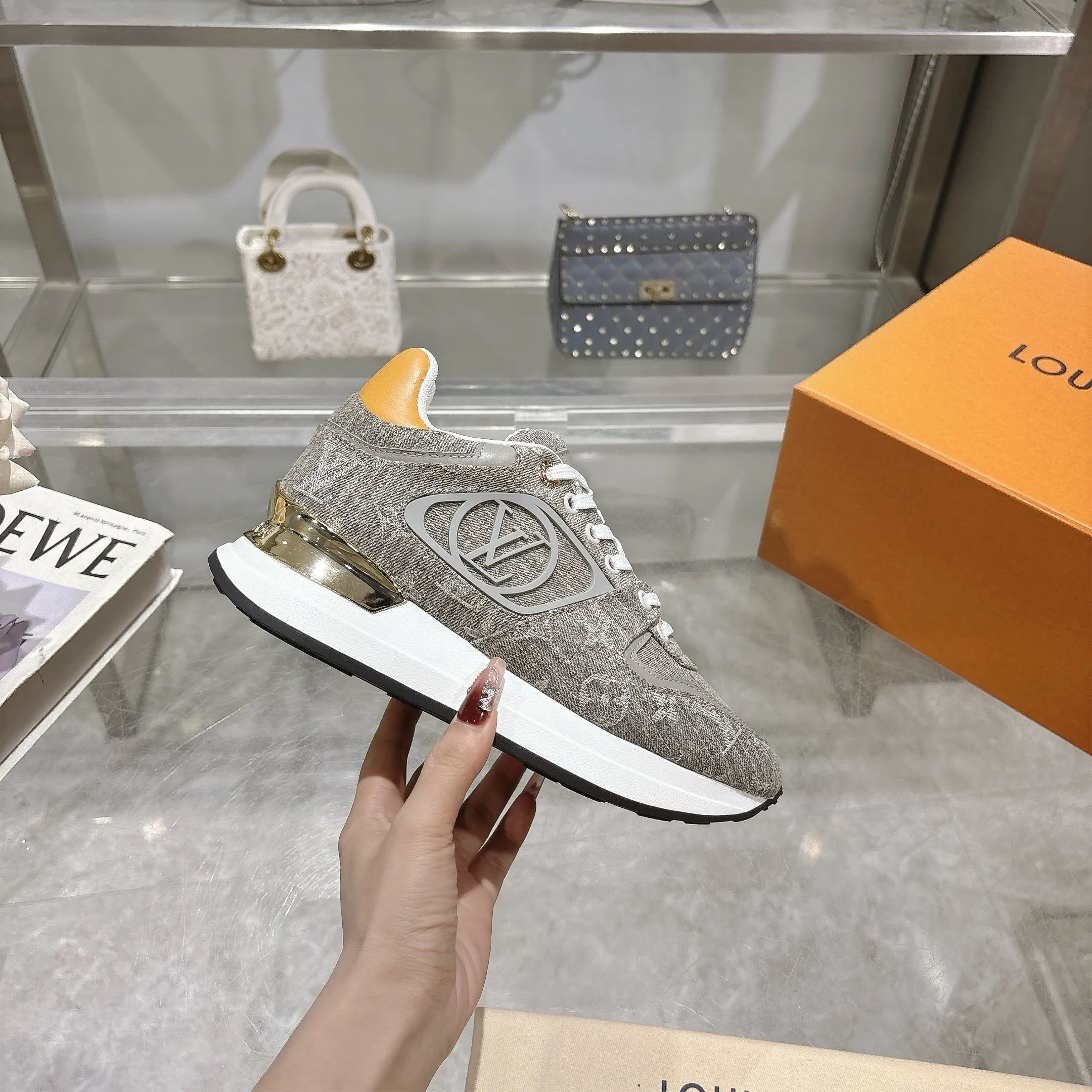👟👟Ex-factory price 640👟👟 🔥🔥🔥LOUIS VUITTON 2025 couples models are now on the official website of Louis Vuitton, this Neo Run Away sneakers are inspired by running shoes, incorporating LV's iconic must-have shoes into the trend. This version is a 1:1 replica of the original version, made of LV denim and calfskin, highlighting its simple lines and unique wedge outsole. The main details include the LV initials on the side and the engraved gold heel stabilizer on the back plus a hidden insole. 2cm. Sizes 35-42, 39-46. Full package, high version. Welcome new and old customers to inquire.